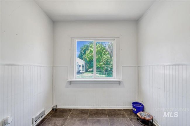 202 E 2 Nd St, Home with 5 bedrooms, 2 bathrooms and 2 parking in Shoshone ID | Image 9