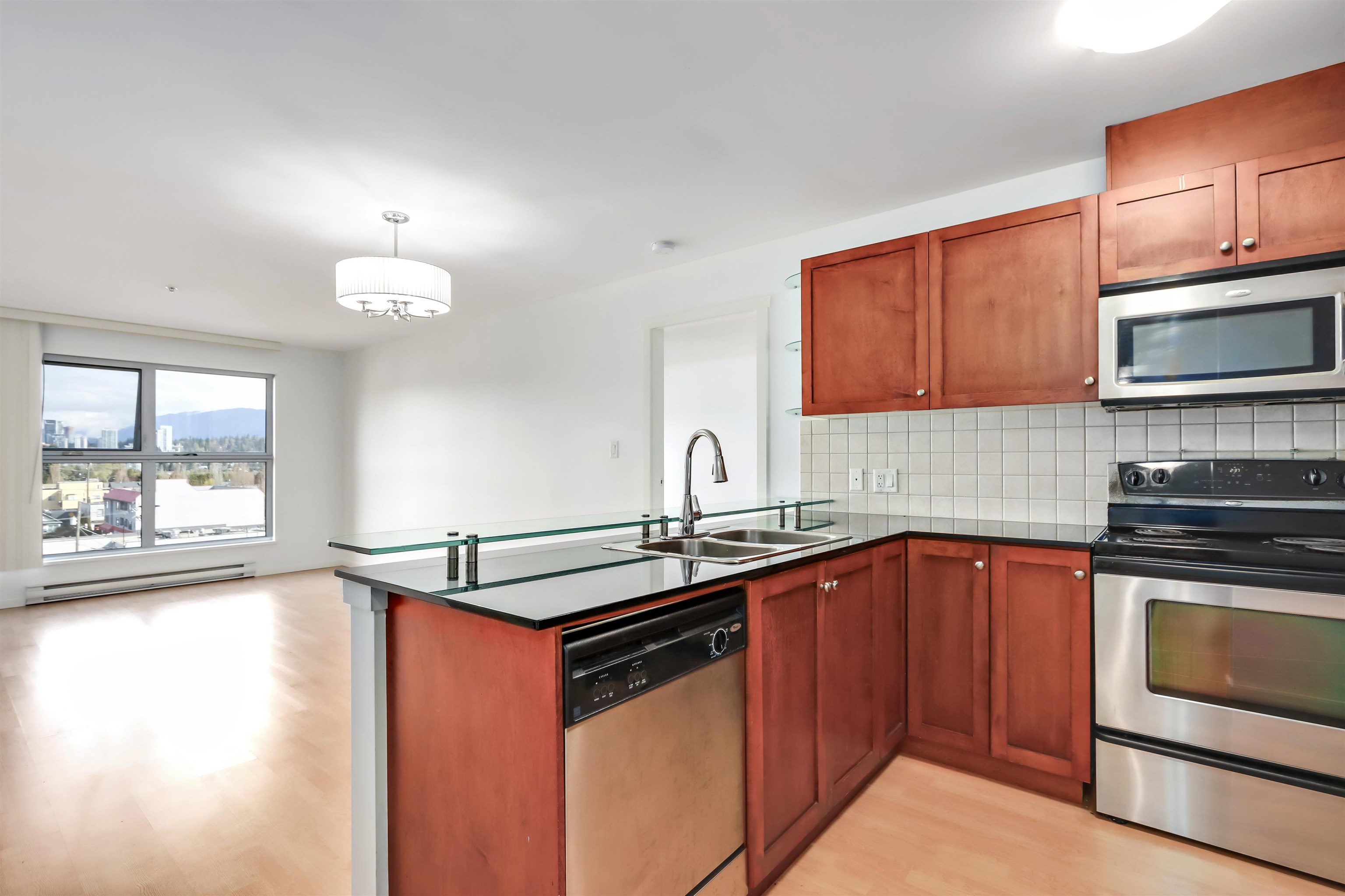 611 - 415 E Columbia Street, Condo with 2 bedrooms, 2 bathrooms and 2 parking in New Westminster BC | Image 5