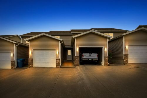 370 Kelso Dr, Fairfax, IA, 52228-9615 | Card Image
