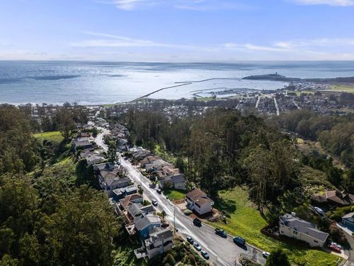 563 El Granada Blvd, El Granada, CA, 94018-8020 | Card Image