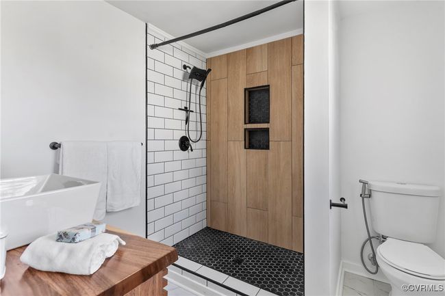 Don't you just love this walk in shower?? | Image 7