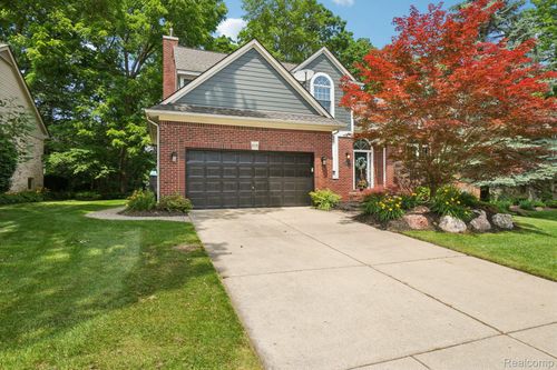 678 Twin Oaks Ct, Rochester Hills, MI, 48307-4499 | Card Image