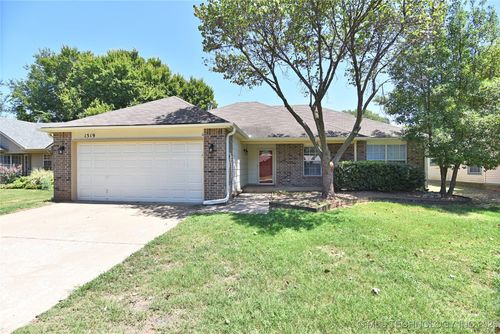 1519 1st St, Jenks, OK, 74037-2126 | Card Image