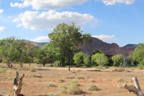 320 N Center St, Torrey, UT, 84775-7821 | Card Image