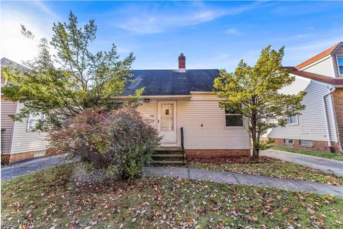 15700 Fernway Dr, Maple Heights, OH, 44137-3762 | Card Image