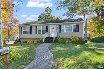 10 Pontiac Court, Home with 3 bedrooms, 2 bathrooms and null parking in West Milford NJ | Image 2