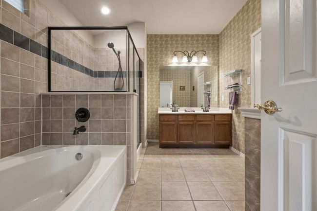 Showcasing entrance to en-suite bathroom and layout flexibility. | Image 24