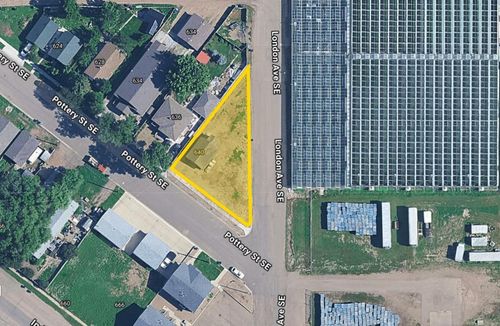 640 Pottery St Se, Medicine Hat, AB, T1A1G2 | Card Image