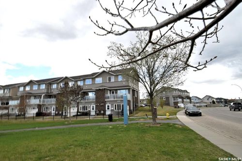102-1022 Hampton Cir, Saskatoon, SK, S7R0K3 | Card Image