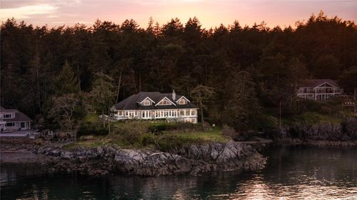 2600 Queenswood Dr, Victoria, BC, V8N1X5 | Card Image