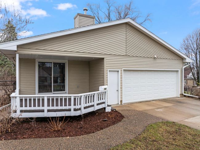 Side Entrance with Deck | Image 33