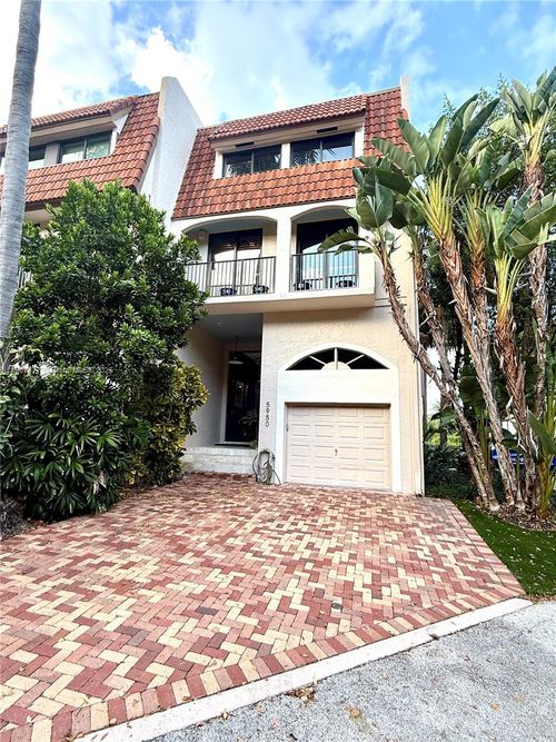 5950 Paradise Point Dr, Palmetto Bay, FL, 33157-2633 | Card Image