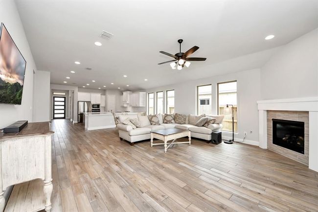 12310 Grassy Bend Dr, House other with 3 bedrooms, 2 bathrooms and 2 parking in Mont Belvieu TX | Image 9