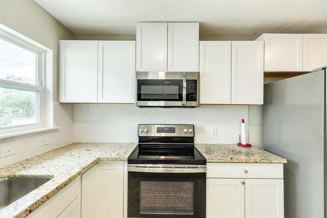 Beautiful granite counter-tops and stainless steel appliances | Image 10