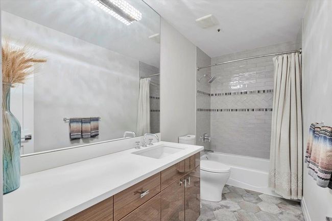 Hall bathroom | Image 17