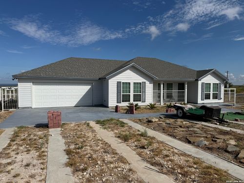 100 Lakeview Trce, Three Rivers, TX, 78071-3266 | Card Image