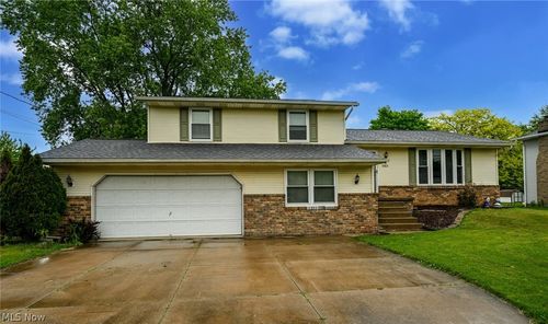5323 Francesca St Ne, Louisville, OH, 44641-9356 | Card Image