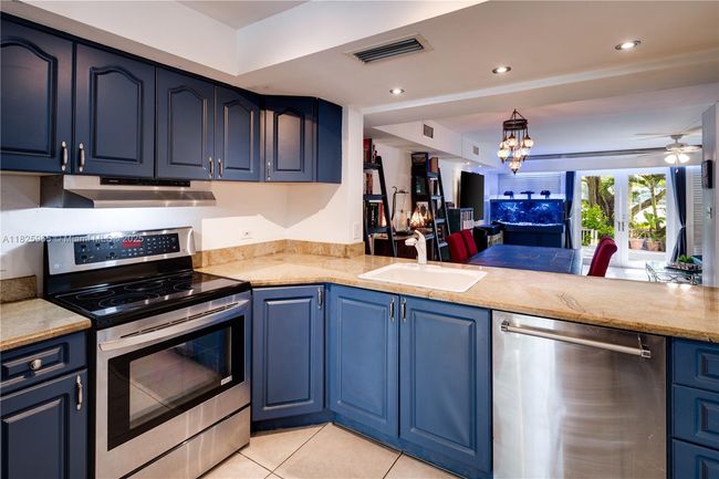 5292 Sw 69 Th Pl, Townhouse with 2 bedrooms, 3 bathrooms and null parking in Miami FL | Image 15