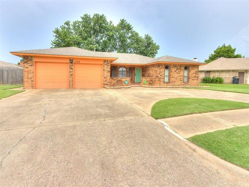 1309 W Cedarbrook Ln, Moore, OK, 73170-1107 | Card Image