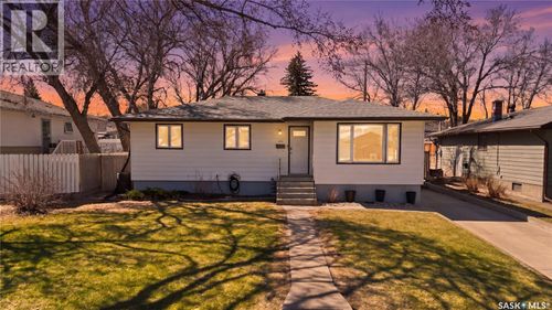488 3rd Ave Se, Swift Current, SK, S9H3K8 | Card Image