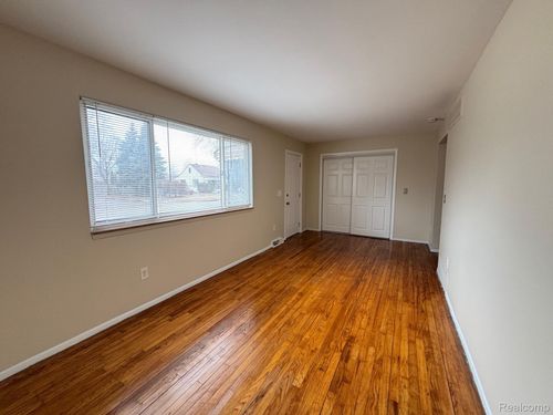 22628 Oaklane St, Warren, MI, 48089-5449 | Card Image