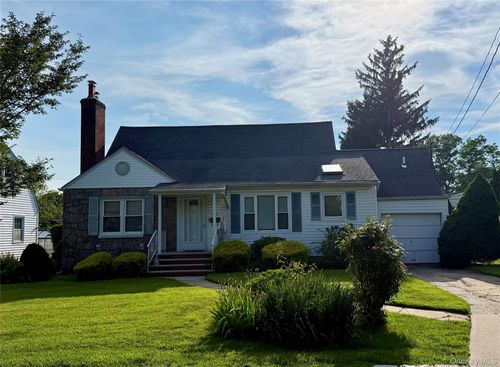 129 Greenway W, North Hempstead, NY, 11040 | Card Image