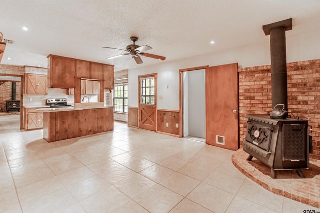 13402 County Road 1131, House other with 3 bedrooms, 2 bathrooms and null parking in Flint TX | Image 16