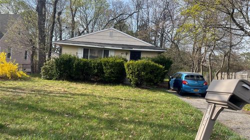 49 Gordon Ave, West Babylon, NY, 11704-2303 | Card Image