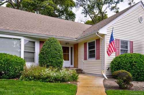 35 Red Oak Pl, Massapequa, NY, 11758-7513 | Card Image