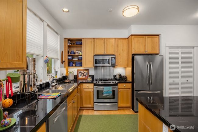 The kitchen has a dual fuel (propane stove top and electric oven) range. | Image 10