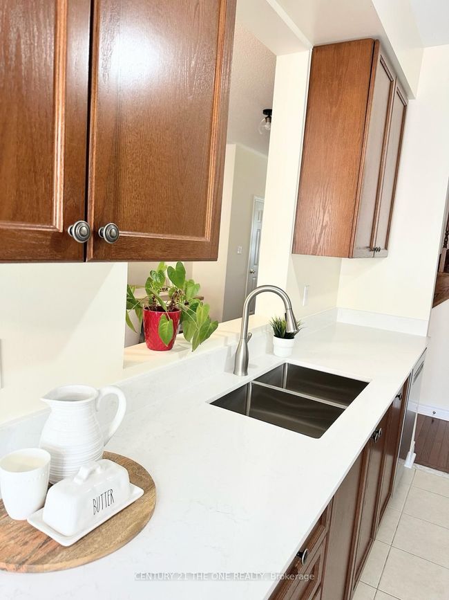 47 Hawkes Dr, House attached with 3 bedrooms, 3 bathrooms and 1 parking in Richmond Hill ON | Image 5
