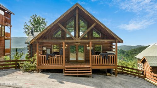 936 Black Bear Cub Way, Sevierville, TN, 37862-7712 | Card Image