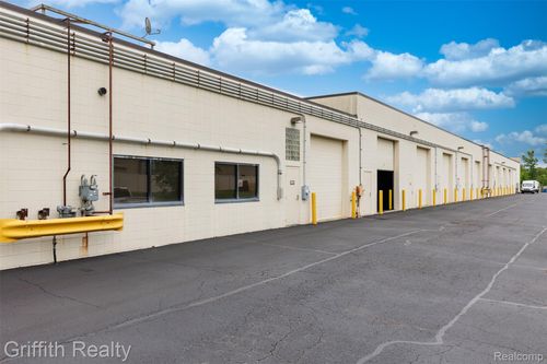 5880-5864 Sterling Dr, Howell, MI, 48843-8861 | Card Image