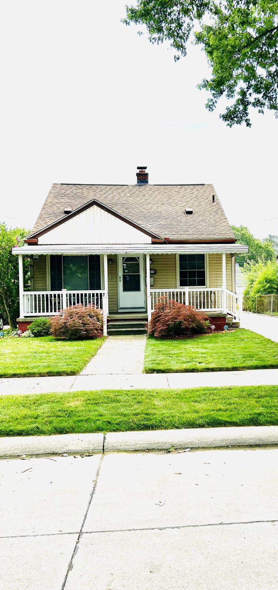 Hughes St, Saint Clair Shores, MI 48081