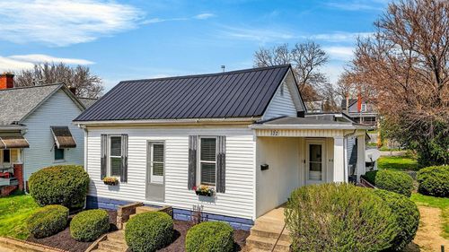 122 Pleasant St, Circleville, OH, 43113-1216 | Card Image