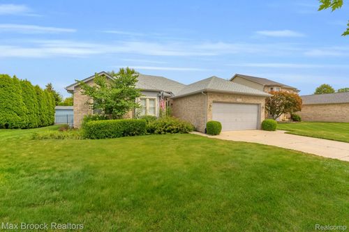 21125 Forest Villa Dr, Macomb, MI, 48044-2235 | Card Image