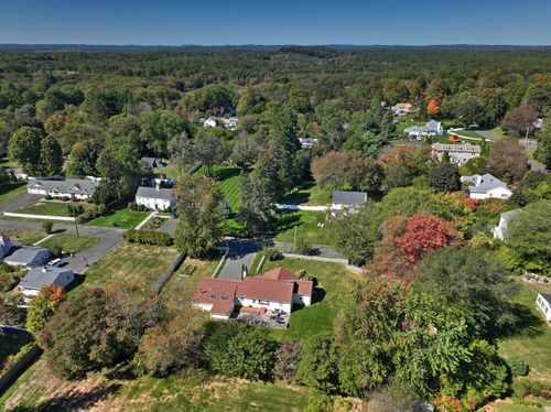 16 Manor Ln, Easton, CT, 06612-1820 | Card Image