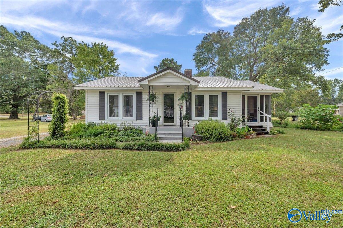 Larkin St, Scottsboro, AL 35768