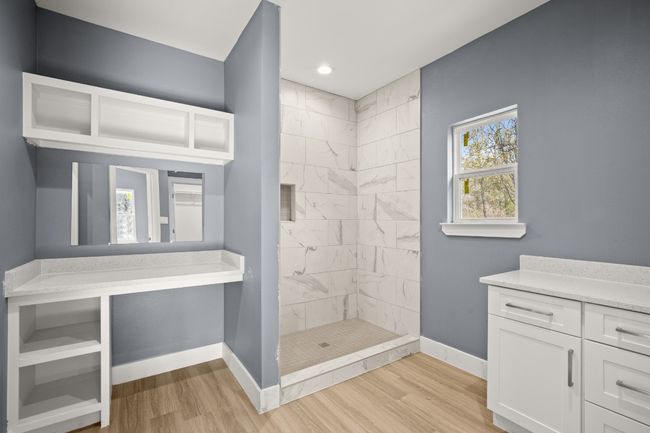 STUNNING MASTER SHOWER WITH VANITTY | Image 17