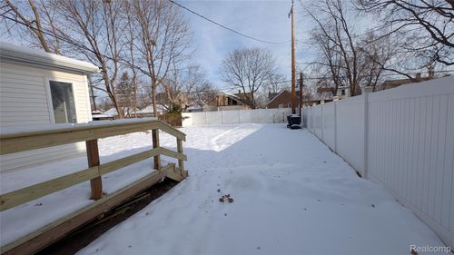 16196 Sunderland Rd, Detroit, MI, 48219-4049 | Card Image