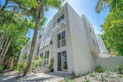 801 Se 12th Ct Court, Townhouse with 3 bedrooms, 3 bathrooms and null parking in Fort Lauderdale FL | Image 1