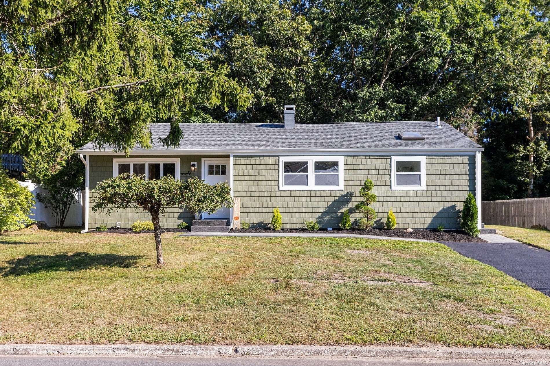 Barrow Pl, Blue Point, NY 11715