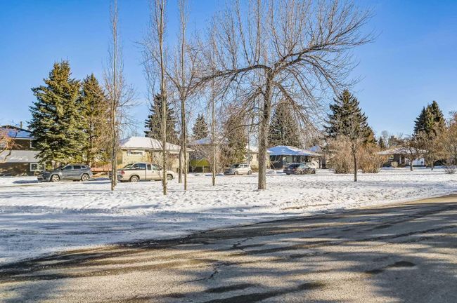 303 38 Street Sw, Home with 3 bedrooms, 2 bathrooms and 3 parking in Calgary AB | Image 26