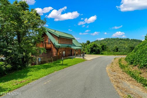 4430 New Pioneer Trl, Pigeon Forge, TN, 37863-4680 | Card Image