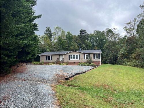 1095 Piney Meadows Dr, Walnut Cove, NC, 27052-5621 | Card Image