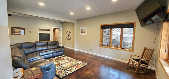 Family Room | Image 15