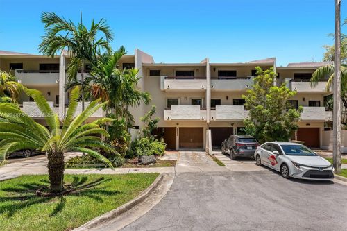 2525-2525 Ne 135th St, North Miami, FL, 33181-3586 | Card Image