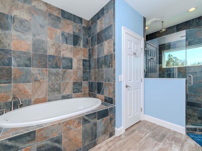 6' SOAKER TUB WITH FLOOR TO CEILING TILE | Image 19