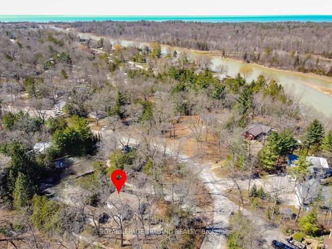 7933 Katharine Cres, House other with 2 bedrooms, 1 bathrooms and 5 parking in Port Franks ON | Image 25