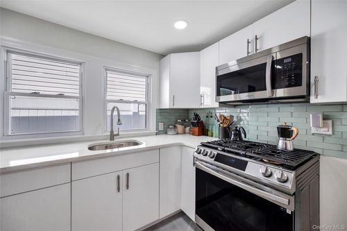 98 1st Ave, East Rockaway, NY, 11518-1910 | Card Image